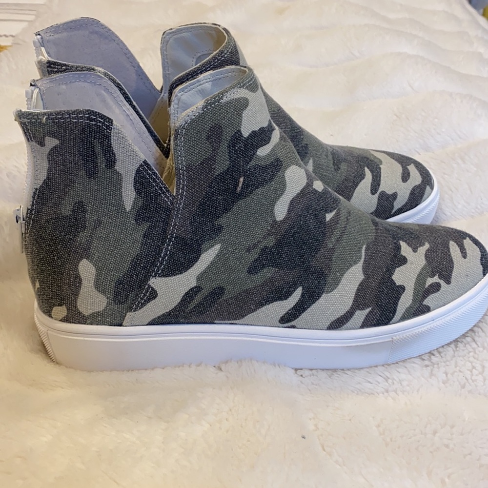 EUC STEVE MADDEN Camo High-Top Zippered Fabric "Claud" Sneaker Bootie 8 Medium - Picture 2 of 6